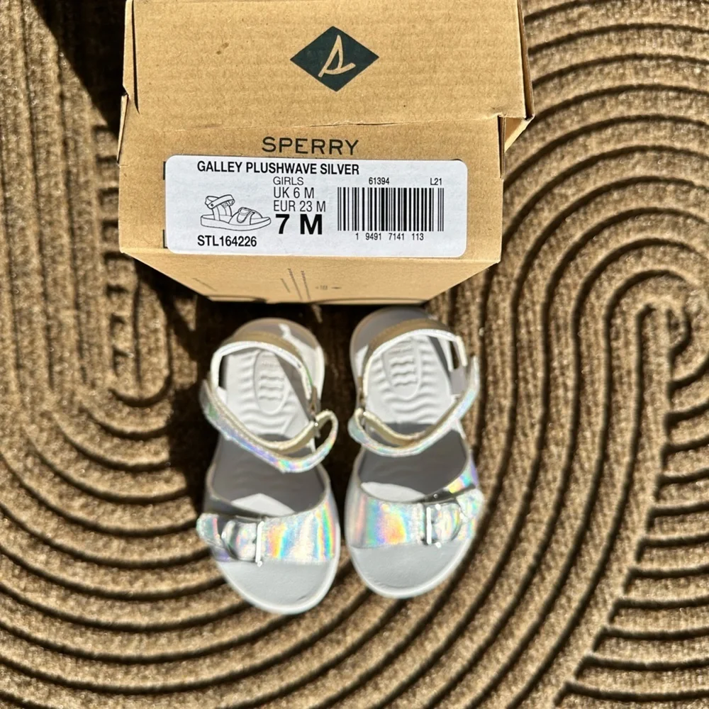 Sperry Kids Iridescent Silver Sandals Girls Cottagecore Coastal 7M‎ w/Box